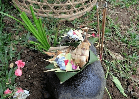 Budaya Bali dalam Kesehatan Ibu dan Anak, Upacara Melahirkan (Mendem Ari-ari)