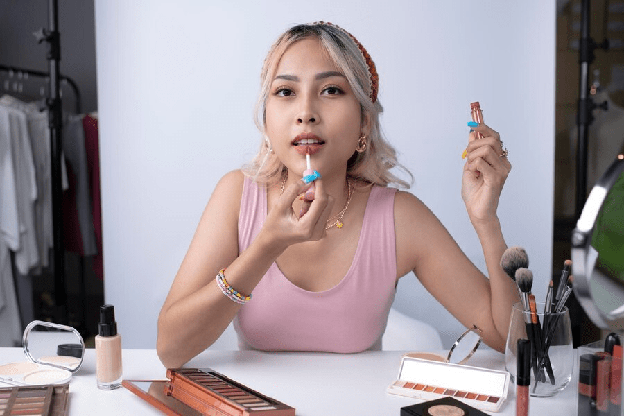 Blush On dan Contouring, Bibir yang Menawan