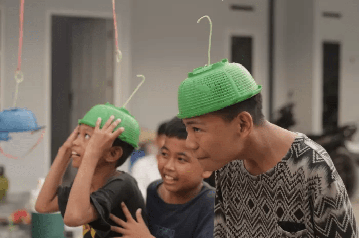 Lomba 17 Agustus Keluarga: Lomba Cantol Topi Ceting Plastik ke Tali