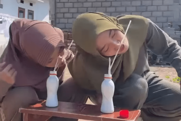 Lomba 17 Agustus Keluarga : Lomba Memasukkan Sedotan ke Botol Lewat Bibir