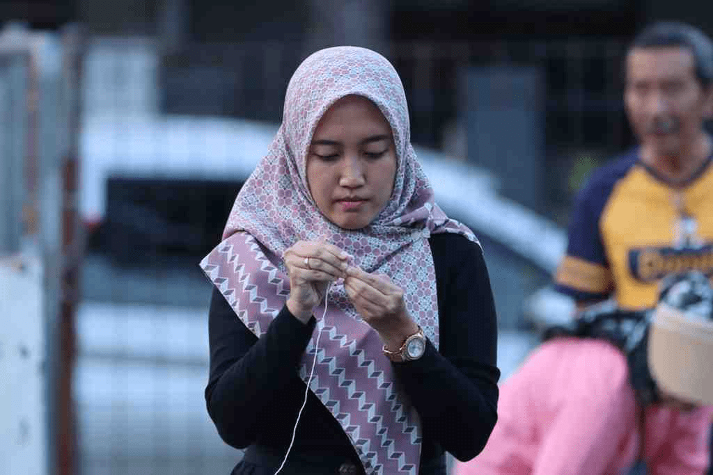 Lomba Memasukkan Benang ke Jarum